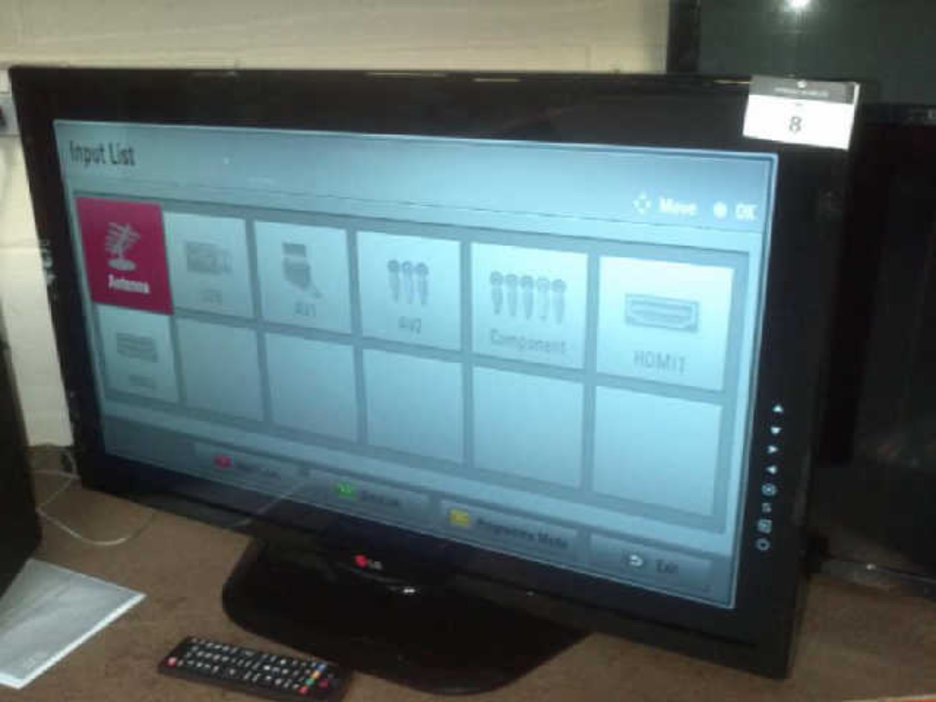 LG 32`` FULL HD LED TV WITH REMOTE. MODEL 32LN5400 (GOOD PICTURE)