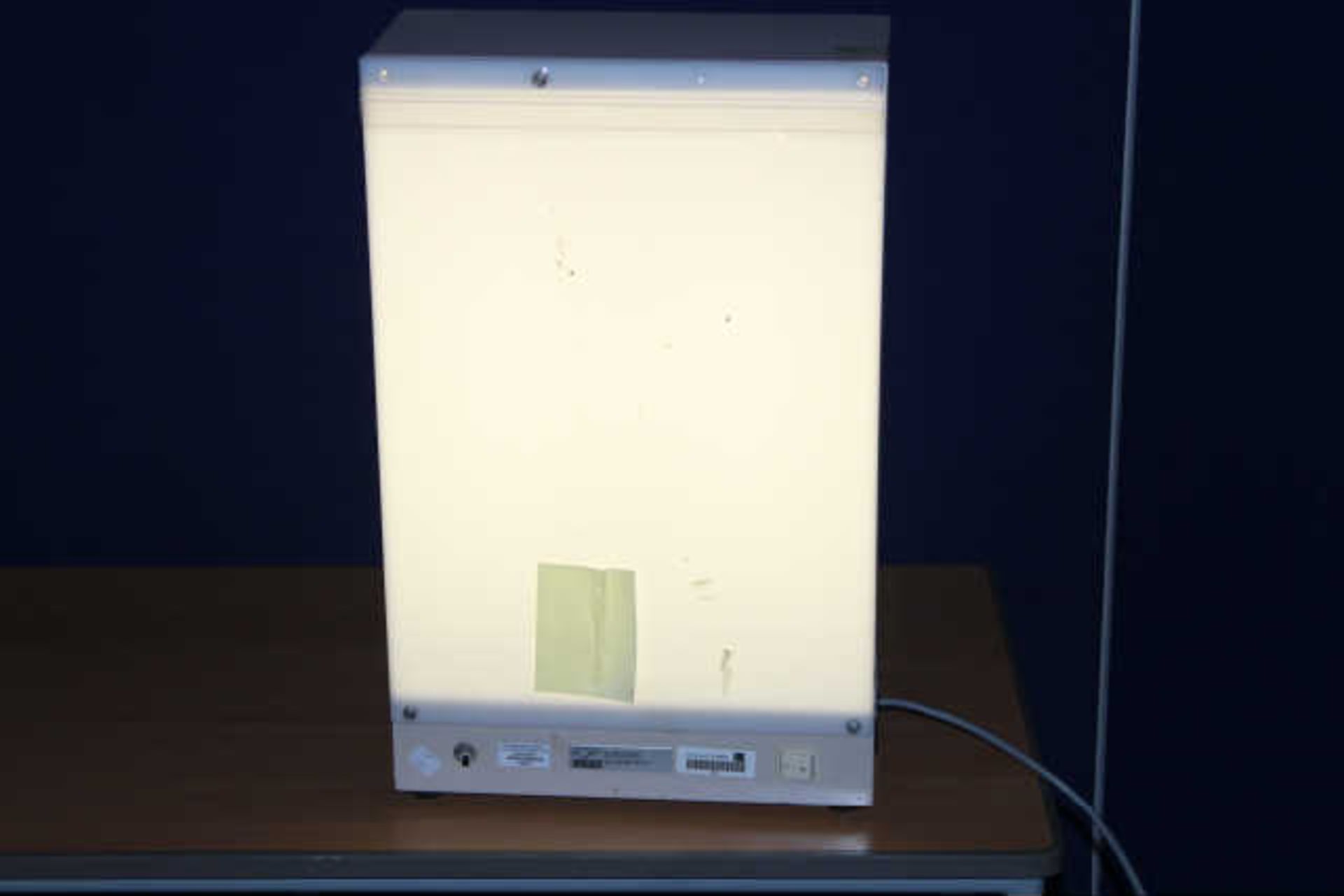 SMALL XRAY LIGHTBOX - POWERS UP