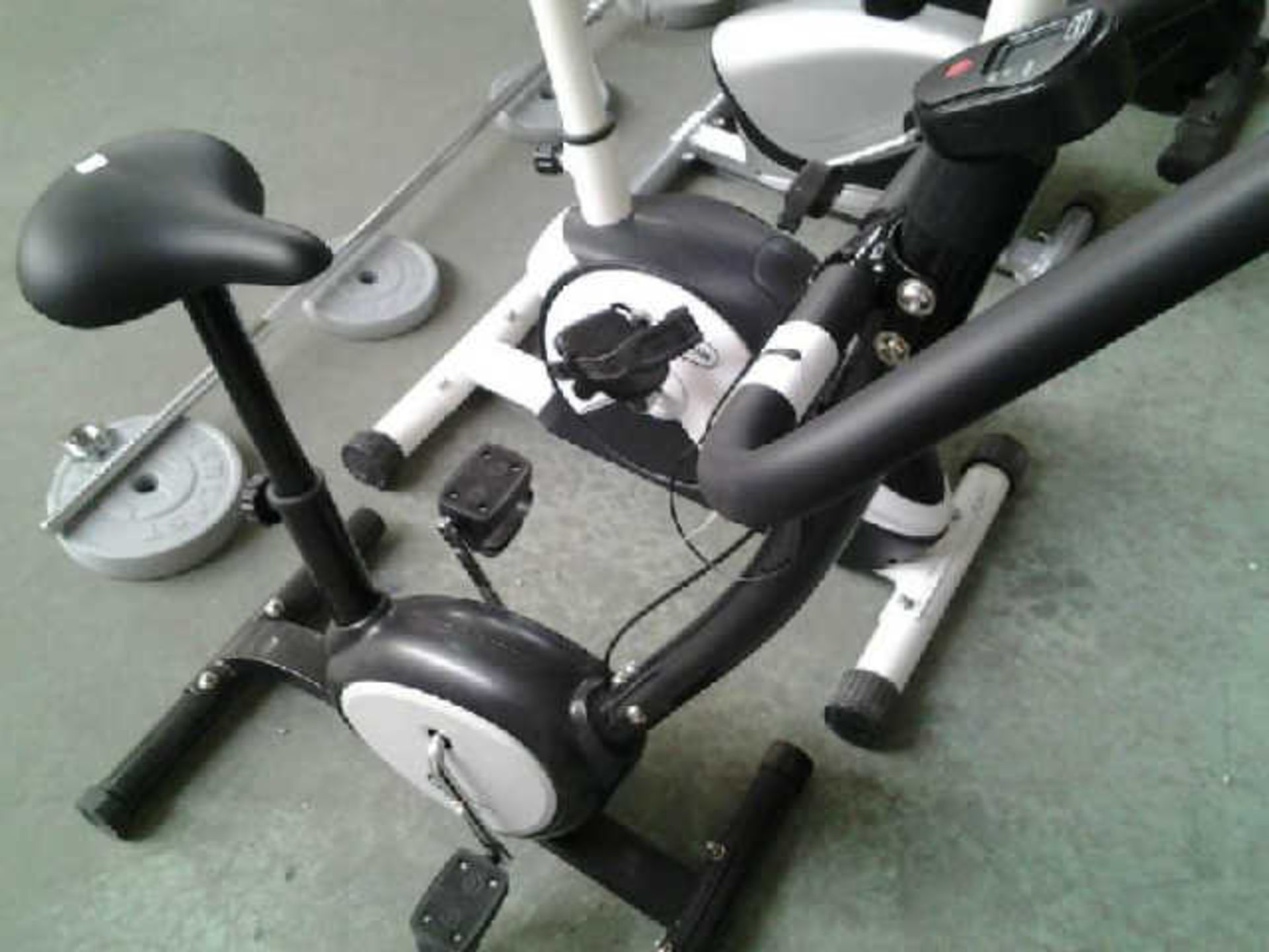 DYNAMIX EXCERCISE BIKE -  STUDIO SAMPLE GRADE 1 - Image 2 of 6