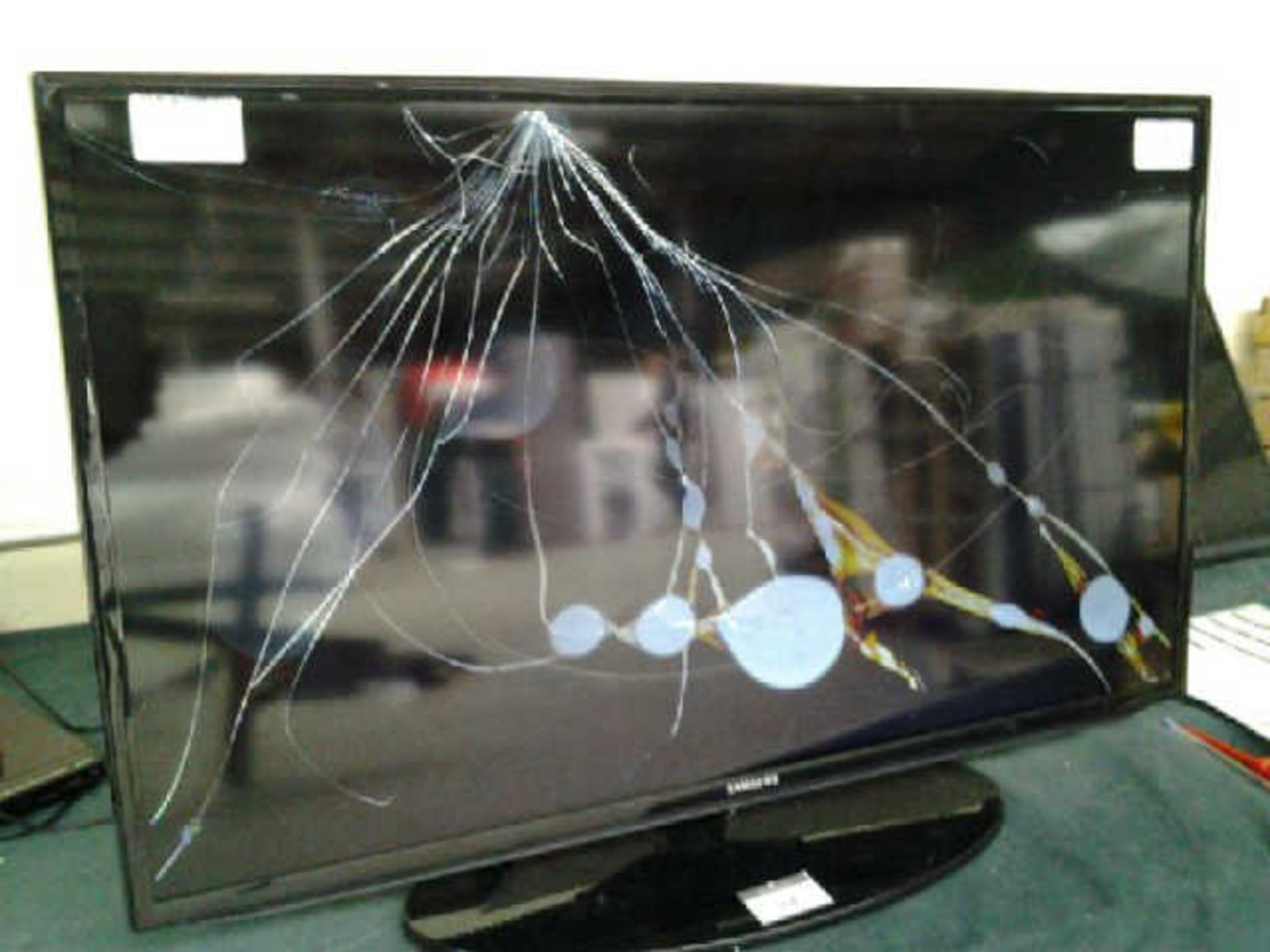 SAMSUNG 40`` SMART LCD TELEVISION WITH STAND MODEL UE405303AK SCREEN DAMAGED NO POWER CABLE