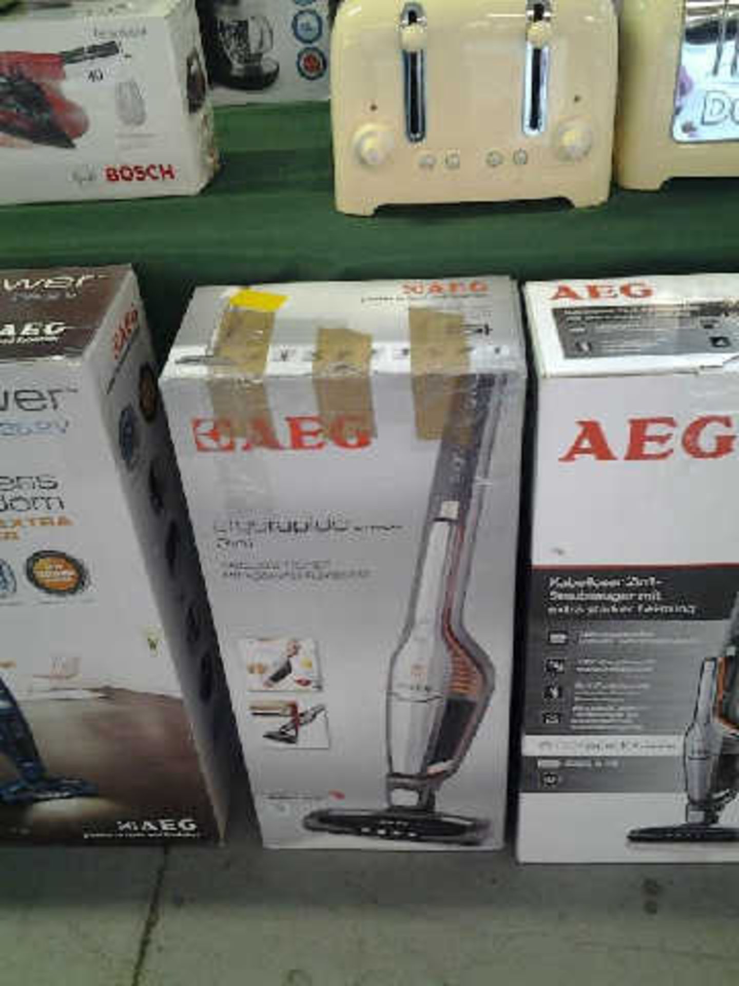 1 X BOXED AEG ERGORAPIDO 2 IN 1 CORDLESS VACUUM CLEANER