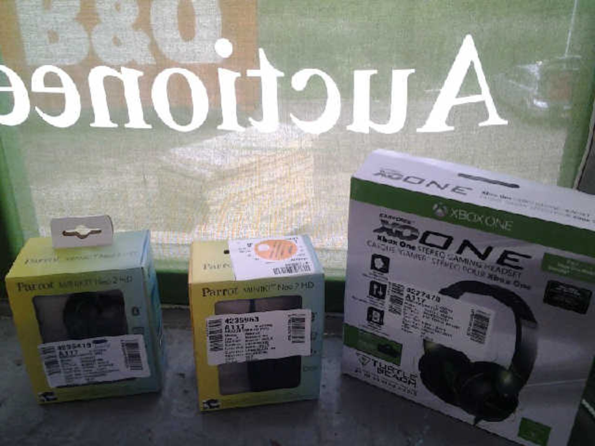 APPROX 3 ITEMS INCLUDING XBOX ONE TURTLEBEACH EARFORCE HEADPHONES AND 2 X PARROT MINIKIT NEO 2 HD...