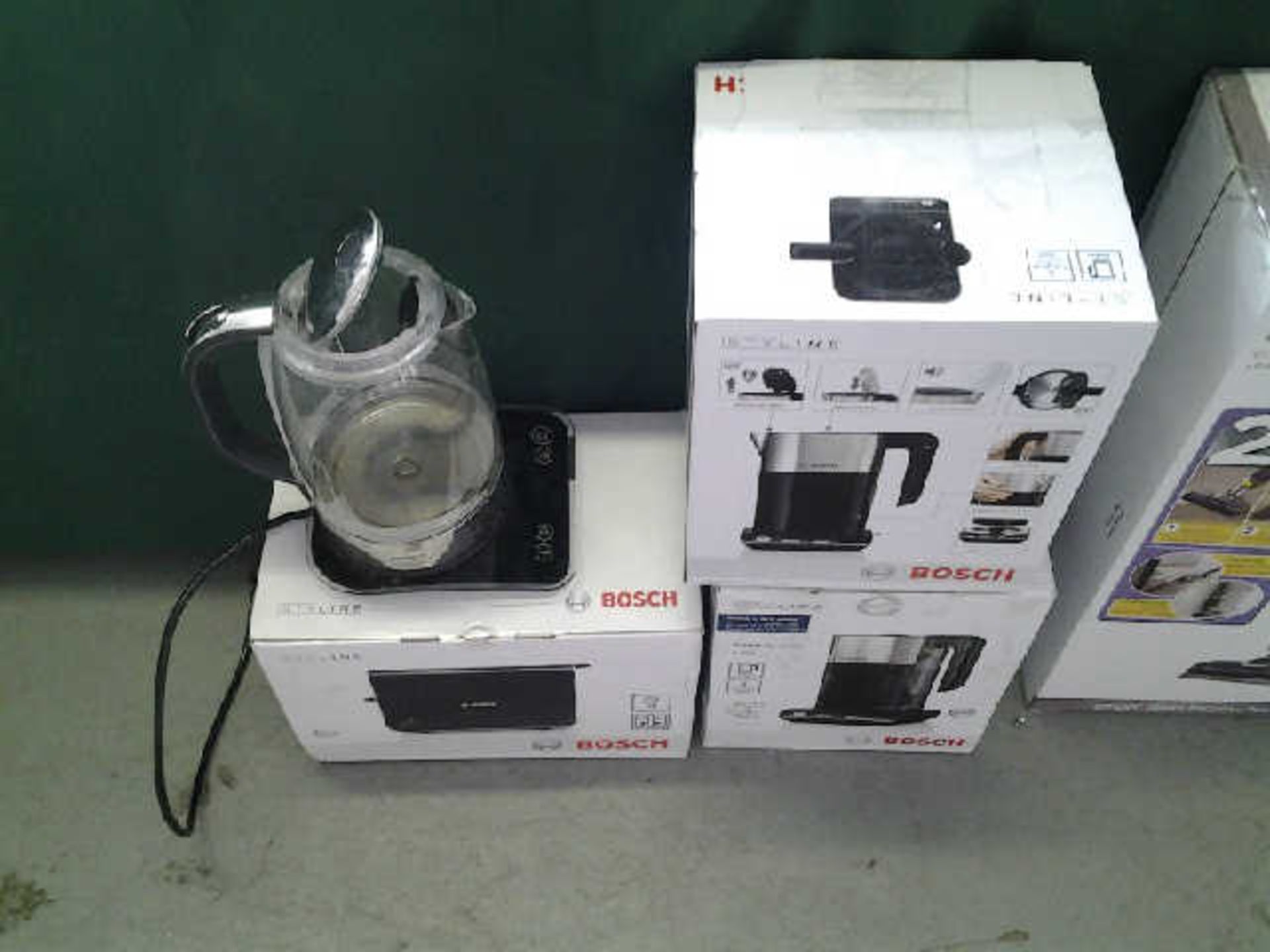 APPROX 4 ITEMS INCLUDING BREVILLE KETTLE,  2 X BOSCH STYLINE KETTLE AND BOSCH 2 SLICE TOASTER