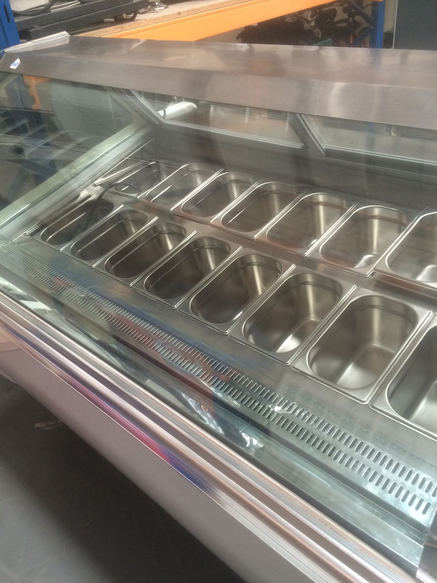 Ice cream serve over counter 16 pans 1500mm long curved glass on wheels - Image 2 of 5