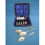 A cased part set of silver teaspoons (5) having moulded floral decoration, Birmingham 1900, Levi &