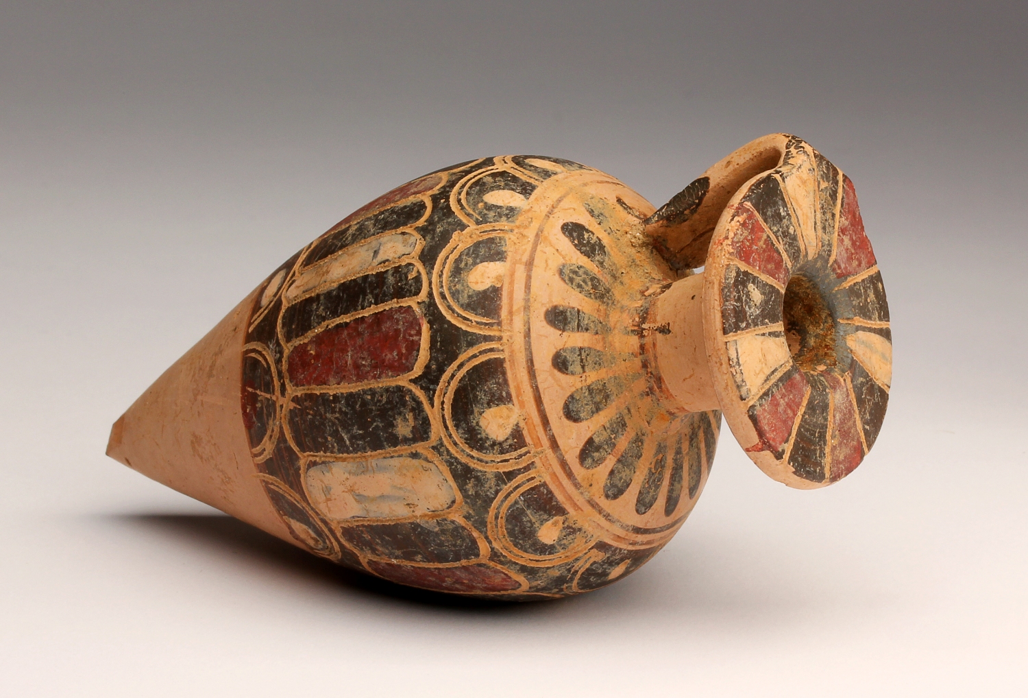 A splendid conical Etruscan-Corinthian aryballos End of 7th - early 6th century BC; 10 cm (3,93