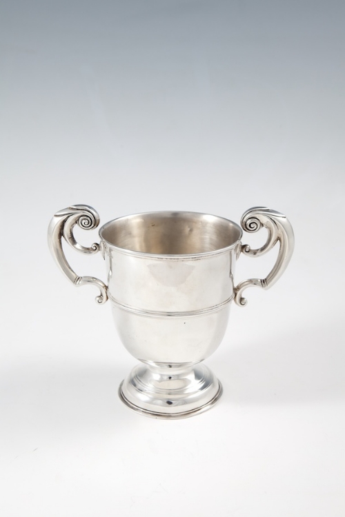 AN IRISH SILVER TWIN HARP HANDLED CUP, D