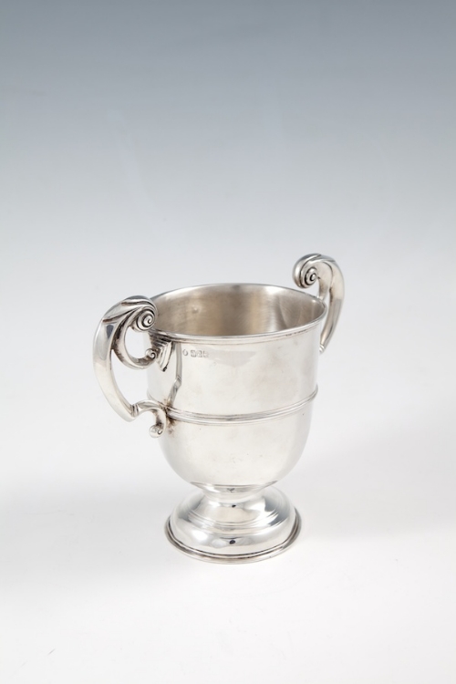 AN IRISH SILVER TWIN HARP HANDLED CUP, D - Image 3 of 3