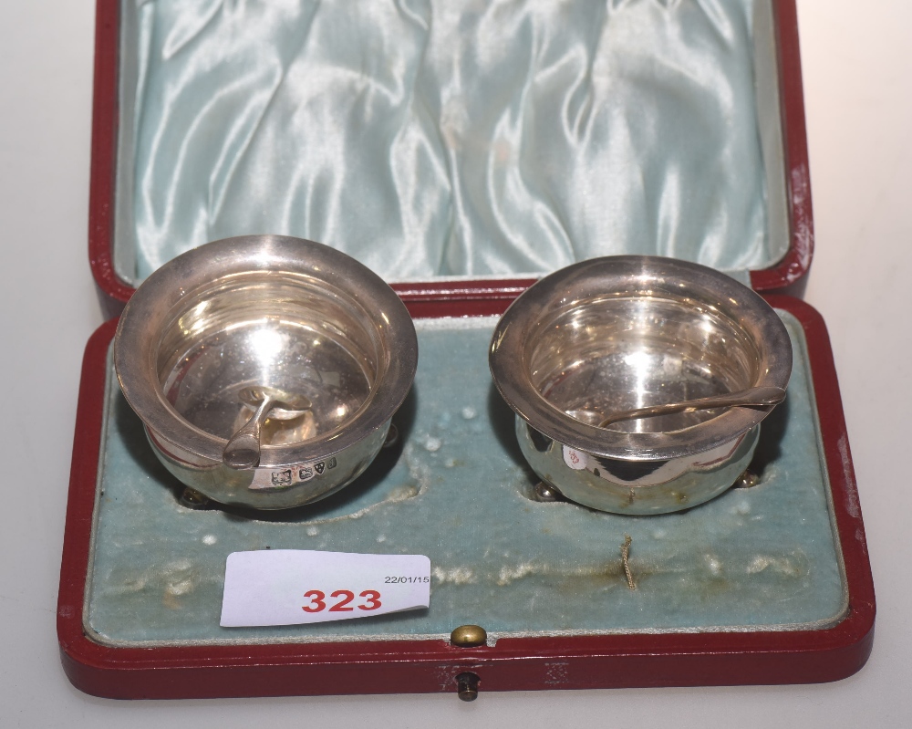 A cased pair of Edwardian silver salts, Chester 1909, 1.1 troy ounces