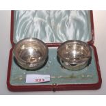 A cased pair of Edwardian silver salts, Chester 1909, 1.1 troy ounces