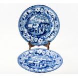A PAIR OF EARLY 19th CENTURY BLUE AND WHITE PEARLWARE PLATES, each printed with Chinese figures in a