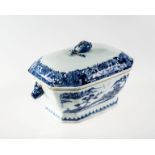 A LARGE CHINESE EXPORT BLUE AND WHITE PORCELAIN TUREEN, QIANLONG PERIOD, of tapering form with cut-