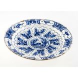 AN EARLY 18th CENTURY DUTCH DELFT CHARGER, blue and white, the well centred by a bird within a