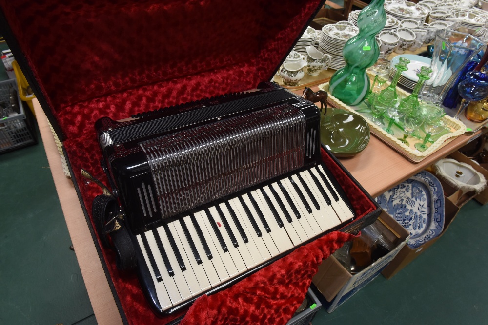 A vintage Italian piano accordion, Italia Cooperativa Stradella... De Luxe, cased