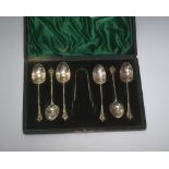 A cased set of six George V silver tea spoons with associated sugar nips, (spoons Sheffield 1923),