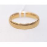 A 22ct gold wedding band, approx weight 5 grams