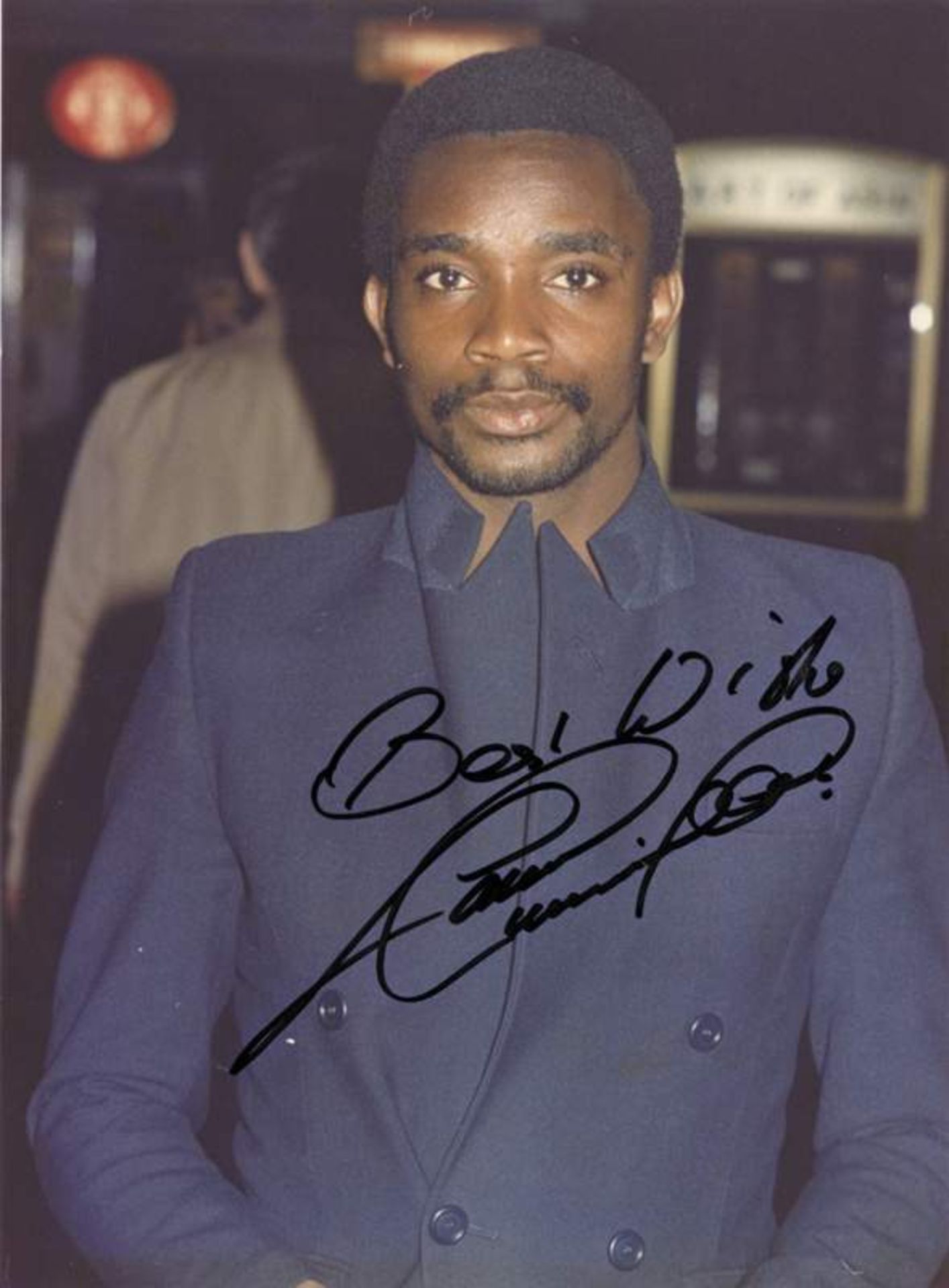 Autographed Photo Football. Laurie Cunningham -Cunningham, Laurie - (1956-1989) S/W-Foto mit Widmung