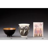 * MANUFACTURE NATIONAL DE SÈVRES décor de JANKOVIC Petit vase en porcelaine émaillée à décor de