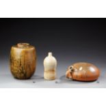 JEAN CARRIES (1855 - 1894) Bouteille à saké en grès émaillé beige et ocre présentant une frises de