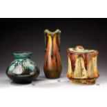 * IPSENS ENJKE (XIX - XXème) Important vase à deux anses en céramique émaillé orange nuancée veret à