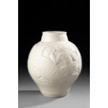 RENE BUTHAUD (1886 - 1986) Vase à ovoïde panse en céramique émaillée blanche craquelée à décor en