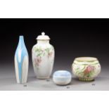 * BING & GRONDAHL Vase en porcelaine émaillée bleue et blanche à décor de motifs floraux stylisés.