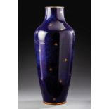 MANUFACTURE NATIONALE DE SÈVRES Important vase en céramique émaillée bleue à décor de trèfles