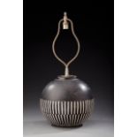 JACQUES CHAILLOU (XXème) Lampe boule en plâtre émaillé noire à décor d'incisions verticales.