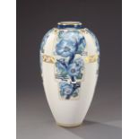 MANUFACTURE NATIONALE DE SÈVRES Important vase ovoïde en porcelaine émaillée blanche craquelée à