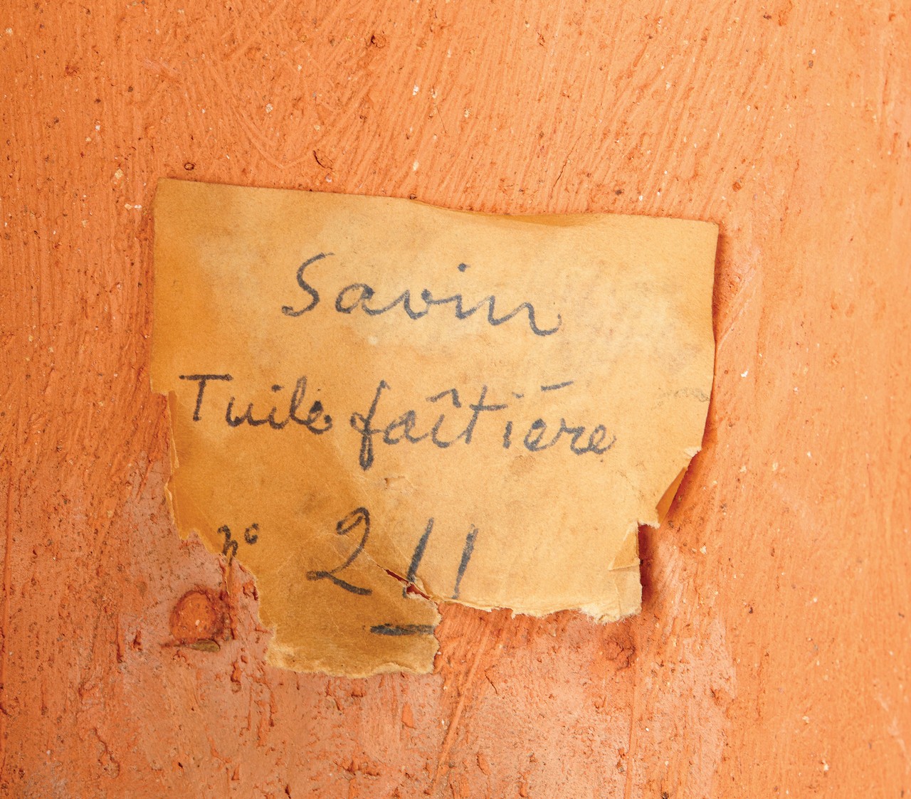 MAURICE SAVIN (1894 - 1973) Tuile faîtiere en terre chamottée polychrome figurant une lavandière. - Image 2 of 2