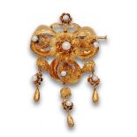 Broche de estilo Isabelino con flores sobre lazada ,en oro de 18K mate y brillo,con perlas