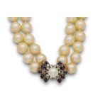 Collar de dos hilos de perlas cultivadas de 8,5 mm. Con cierre de zafiros y brillantes en oro blanco