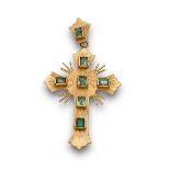 Cruz colgante de esmeraldas en oro de 18K. Peso aprox esmeraldas:0,80 cts Medidas:5,2 x 3 cms