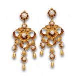 Pendientes largos de estilo Isabelino con flores sobre lazada ,en oro de 18K con perlas