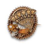 Broche guardapelo S. XIX con abanico de oro y esmalte móvil sostenido por mano entre flores .En