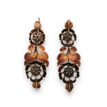 Pendientes largos pp s.XIX con diamantes y motivos florales. En oro de 18K con engaste de