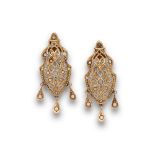 Pendientes largos s.XIX con símil diamantes y trabajo calado en oro 18K Longitud:4,5 cms Salida: €