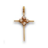 Cruz de perlas finas en oro de 18K Longitud:4,5 cms Salida: €65