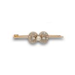 Broche pp s.XX con ocho de diamantes y perla cultivada central. En oro de 18K con frente de