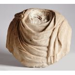 Busto de romano en mármol tallado.  Trabajo italiano, S. XVI o anterior. Medidas:  39 x 50 x 24