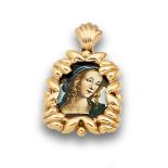 Colgante años 40 con Virgen de esmalte en marco con relieves en oro de 18K. Medidas:3,8 x 2,5 cms.