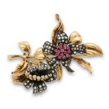 Broche flor años 40 de diamantes y rubíes;en montura que combina el oro rosa de 18K con frente de