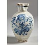 Jarro de cerámica esmaltada, con decoración de la flor de la adormidera en azul de cobalto.