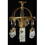 Lámpara decó de bronce dorado y cuatro globos alternándose de distinta forma, años 20-30 Medidas: 86