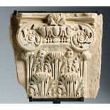 Capitel corintio de pilastra  en mármol tallado Roma, S. I D.C. Medidas: Tallado con hojas de acanto