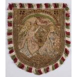 “La Anunciación” escudo de capa pluvial bordada sobre sarga, S. XVI. Medidas: 47 x 40 cms. Borde