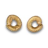 Pendientes caracola años 50 en malla tubular de oro mate de 18K. Diámetro:2,6 cms. peso:8,15 grs.