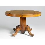 Mesa de comedor de madera de nogal. Trabajo español, h. 1850-1860. Medidas: 75 x 110 cms. Patas