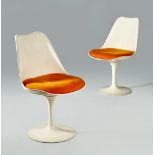 Eero Saarinen (1910-1961) Pareja de sillas “tulip” en metal y fibra de vidrio, años 60 Medidas: 77 x