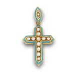 Cruz colgante s.XIX con perlitas finas y esmalte color turquesa.En oro de 18K. Con grabado de flores